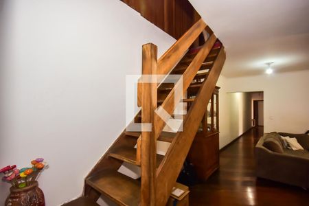 Casa à venda com 250m², 4 quartos e 4 vagas Casa à venda com 250m², 4 quartos e 4 vagasEscada