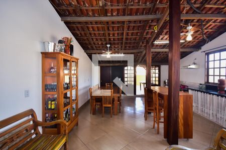 Casa à venda com 250m², 4 quartos e 4 vagas Casa à venda com 250m², 4 quartos e 4 vagasSalão