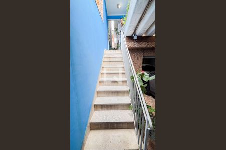 Casa à venda com 159m², 3 quartos e 2 vagas Casa à venda com 159m², 3 quartos e 2 vagasEscada