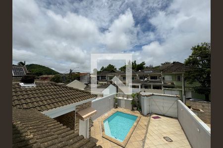 Casa de condomínio à venda com 180m², 3 quartos e 2 vagasSuíte - Varanda - Vista