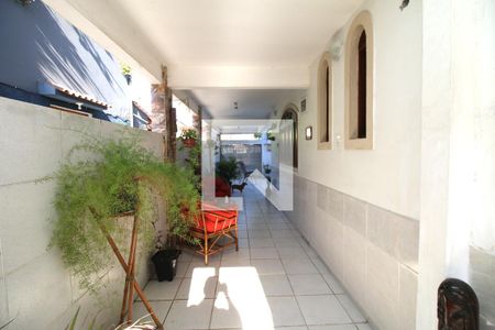 Casa à venda com 235m², 3 quartos e 2 vagasCorredor lateral - Varanda