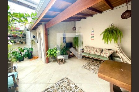 Casa de condomínio à venda com 114m², 3 quartos e 2 vagasQuintal