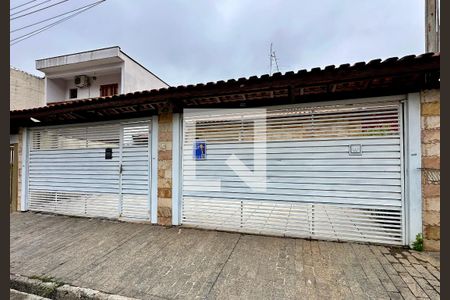 Casa à venda com 250m², 3 quartos e 6 vagas Casa à venda com 250m², 3 quartos e 6 vagasFachada