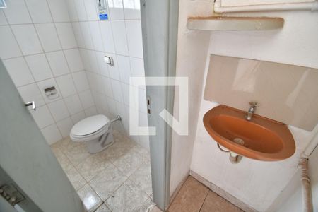 Casa para alugar com 400m², 2 quartos e 2 vagasBanheiro - Fundos