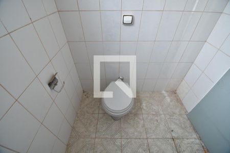 Casa para alugar com 400m², 2 quartos e 2 vagasBanheiro - Fundos