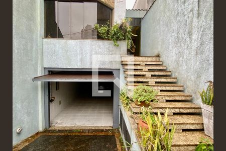 Casa para alugar com 180m², 3 quartos e 5 vagas Casa para alugar com 180m², 3 quartos e 5 vagasFachada