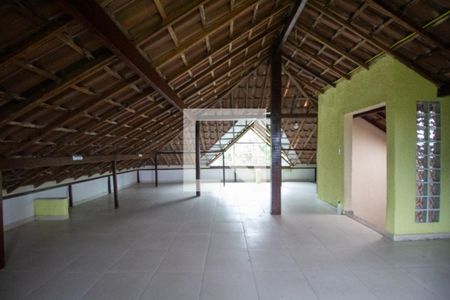 Casa à venda com 563m², 4 quartos e 2 vagas Casa à venda com 563m², 4 quartos e 2 vagasSotão