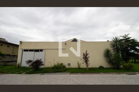 Casa à venda com 563m², 4 quartos e 2 vagas Casa à venda com 563m², 4 quartos e 2 vagasFachada