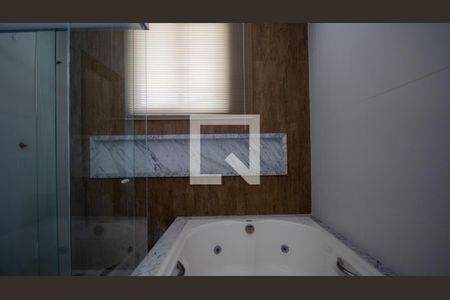 Casa à venda com 563m², 4 quartos e 2 vagas Casa à venda com 563m², 4 quartos e 2 vagasBanheiro da Suíte 1