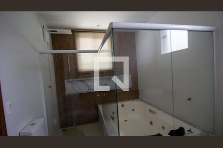 Casa à venda com 563m², 4 quartos e 2 vagas Casa à venda com 563m², 4 quartos e 2 vagasBanheiro da Suíte 1