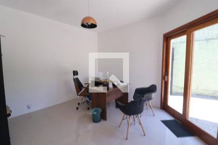 Casa de condomínio à venda com 600m², 4 quartos e 5 vagasEscritório