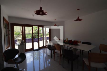 Casa de condomínio à venda com 600m², 4 quartos e 5 vagasSala