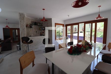 Casa de condomínio à venda com 600m², 4 quartos e 5 vagasSala