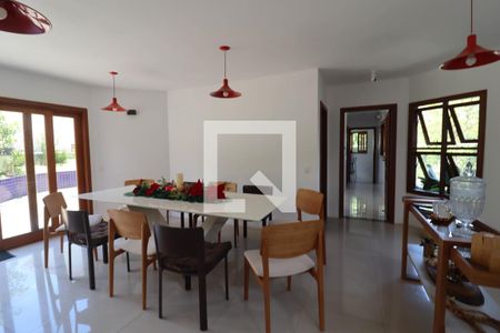 Casa de condomínio à venda com 600m², 4 quartos e 5 vagasSala