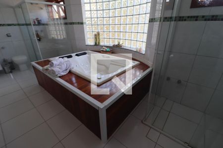 Casa de condomínio à venda com 600m², 4 quartos e 5 vagasSuíte