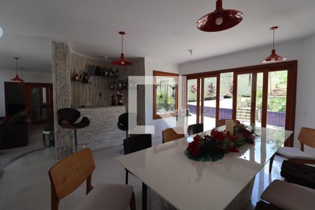 Casa de condomínio à venda com 600m², 4 quartos e 5 vagasSala