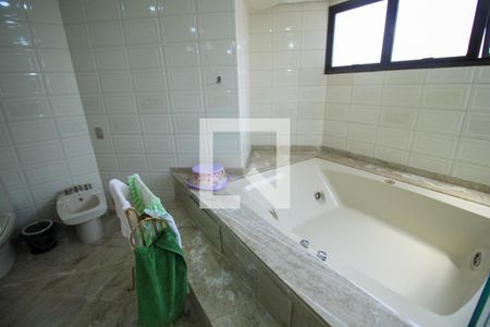 Apartamento à venda com 260m², 3 quartos e 4 vagasBanheiro Quarto 1