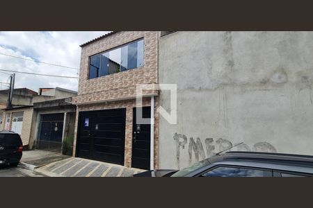 Casa para alugar com 180m², 4 quartos e 1 vaga Casa para alugar com 180m², 4 quartos e 1 vagaFachada do imóvel com placa QuintoAndar