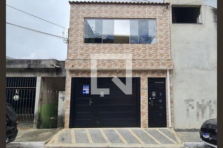 Casa para alugar com 180m², 4 quartos e 1 vaga Casa para alugar com 180m², 4 quartos e 1 vagaFachada do imóvel com placa QuintoAndar