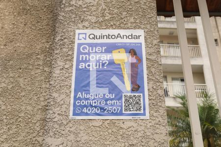 Apartamento para alugar com 63m², 2 quartos e 1 vagaPlaca instalada na parede do condomínio