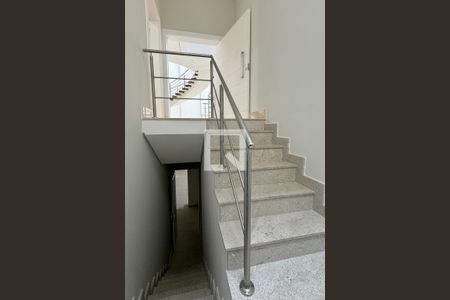 Casa de condomínio à venda com 525m², 4 quartos e 3 vagasEscada