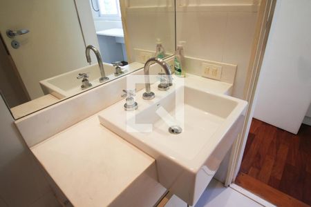 Casa à venda com 205m², 4 quartos e 3 vagas Casa à venda com 205m², 4 quartos e 3 vagasBanheiro da Suíte 2