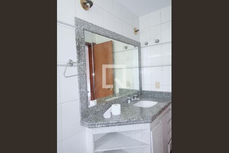 Apartamento à venda com 213m², 3 quartos e 4 vagas Apartamento à venda com 213m², 3 quartos e 4 vagasBanheiro suíte 1