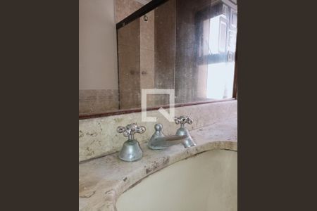 Apartamento à venda com 213m², 3 quartos e 4 vagas Apartamento à venda com 213m², 3 quartos e 4 vagasBanheiro suíte 2