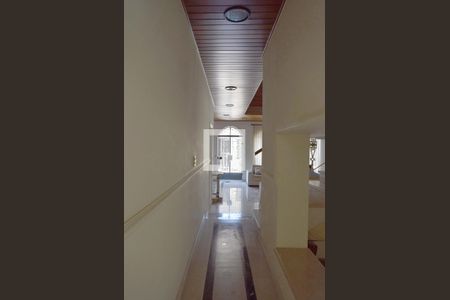 Casa para alugar com 411m², 4 quartos e 2 vagasCorredor de acesso à sala