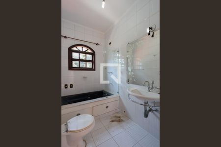 Casa à venda com 220m², 4 quartos e 5 vagasBanheiro da Suíte 1