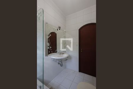 Casa à venda com 220m², 4 quartos e 5 vagasBanheiro da Suíte 1