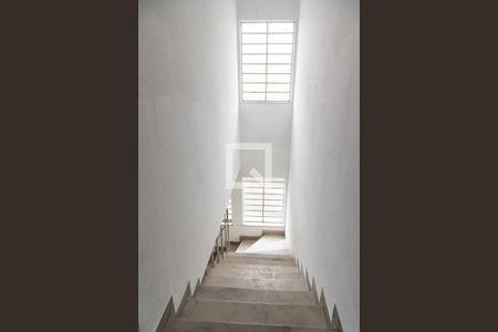 Casa à venda com 140m², 2 quartos e 2 vagas Casa à venda com 140m², 2 quartos e 2 vagasEscada