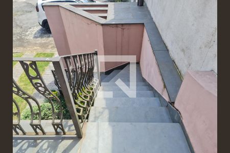 Casa à venda com 350m², 4 quartos e 5 vagasEscada acesso a porta da sala