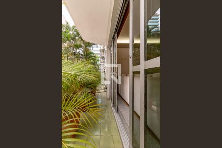 Apartamento à venda com 214m², 3 quartos e 2 vagas Apartamento à venda com 214m², 3 quartos e 2 vagasSacada