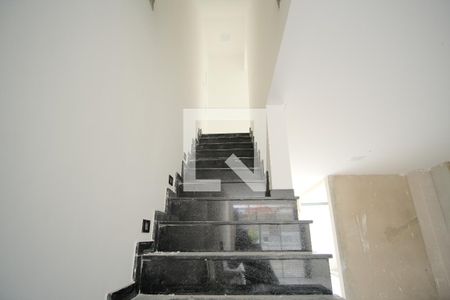 Casa à venda com 160m², 3 quartos e 3 vagasEscada