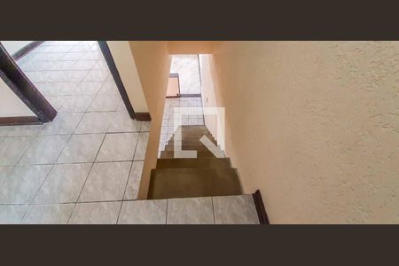 Casa à venda com 232m², 4 quartos e 4 vagasCasa 1 - escada