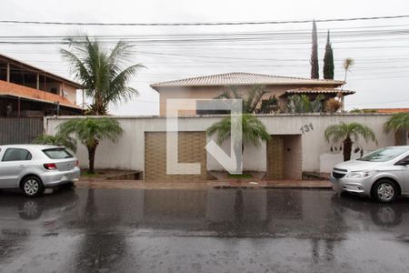 Casa para alugar com 750m², 6 quartos e 8 vagasFachada