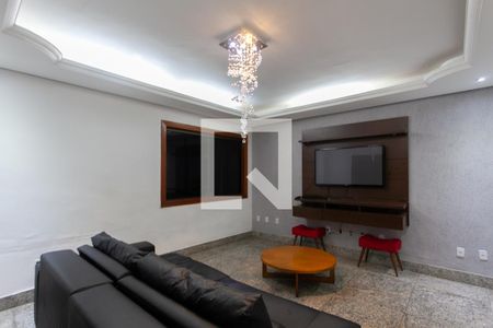 Casa para alugar com 750m², 6 quartos e 8 vagasSala de TV