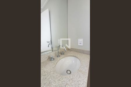 Banheiro de apartamento à venda com 1 quarto, 45m² em Centro, Campinas