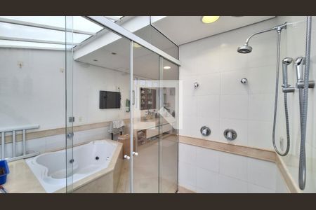 Apartamento à venda com 750m², 4 quartos e 10 vagas Apartamento à venda com 750m², 4 quartos e 10 vagasBanheiro da Suíte 2