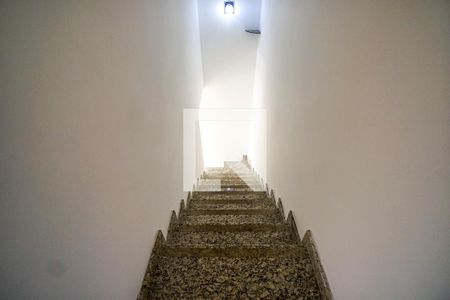 Casa para alugar com 121m², 2 quartos e 1 vagaEscada