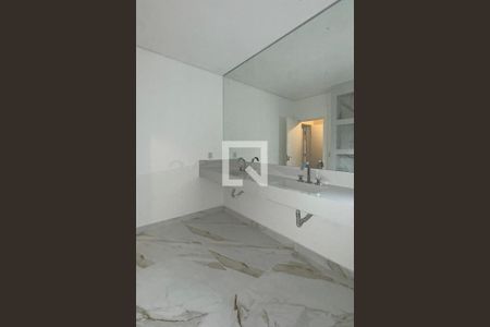 Casa de condomínio à venda com 556m², 4 quartos e 3 vagasBanheiro da Suíte 2