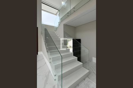 Casa de condomínio à venda com 556m², 4 quartos e 3 vagasEscada