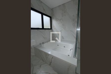 Casa de condomínio à venda com 556m², 4 quartos e 3 vagasBanheiro da Suíte 2