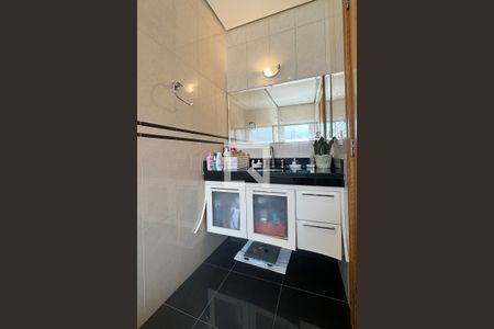 Casa de condomínio à venda com 400m², 4 quartos e 4 vagasBanheiro da Suíte 3