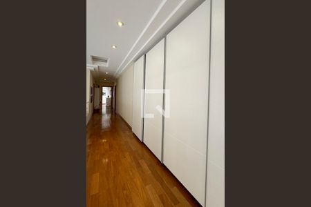 Casa de condomínio à venda com 400m², 4 quartos e 4 vagasCorredor