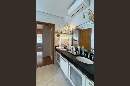 Casa de condomínio à venda com 400m², 4 quartos e 4 vagasBanheiro da Suíte 1