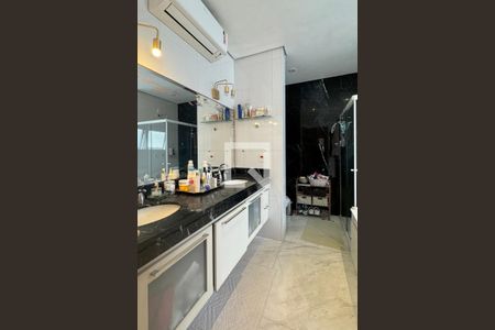 Casa de condomínio à venda com 400m², 4 quartos e 4 vagasBanheiro da Suíte 1