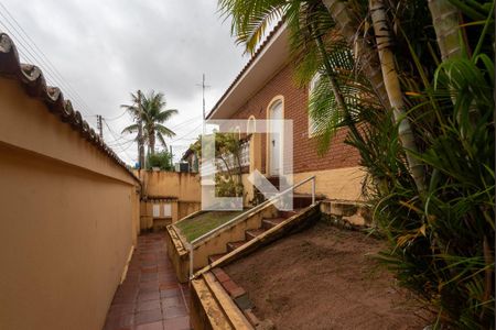 Casa à venda com 200m², 4 quartos e 2 vagas Casa à venda com 200m², 4 quartos e 2 vagasFachada