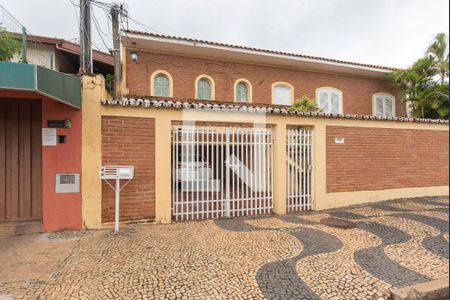 Casa à venda com 200m², 4 quartos e 2 vagas Casa à venda com 200m², 4 quartos e 2 vagasFachada